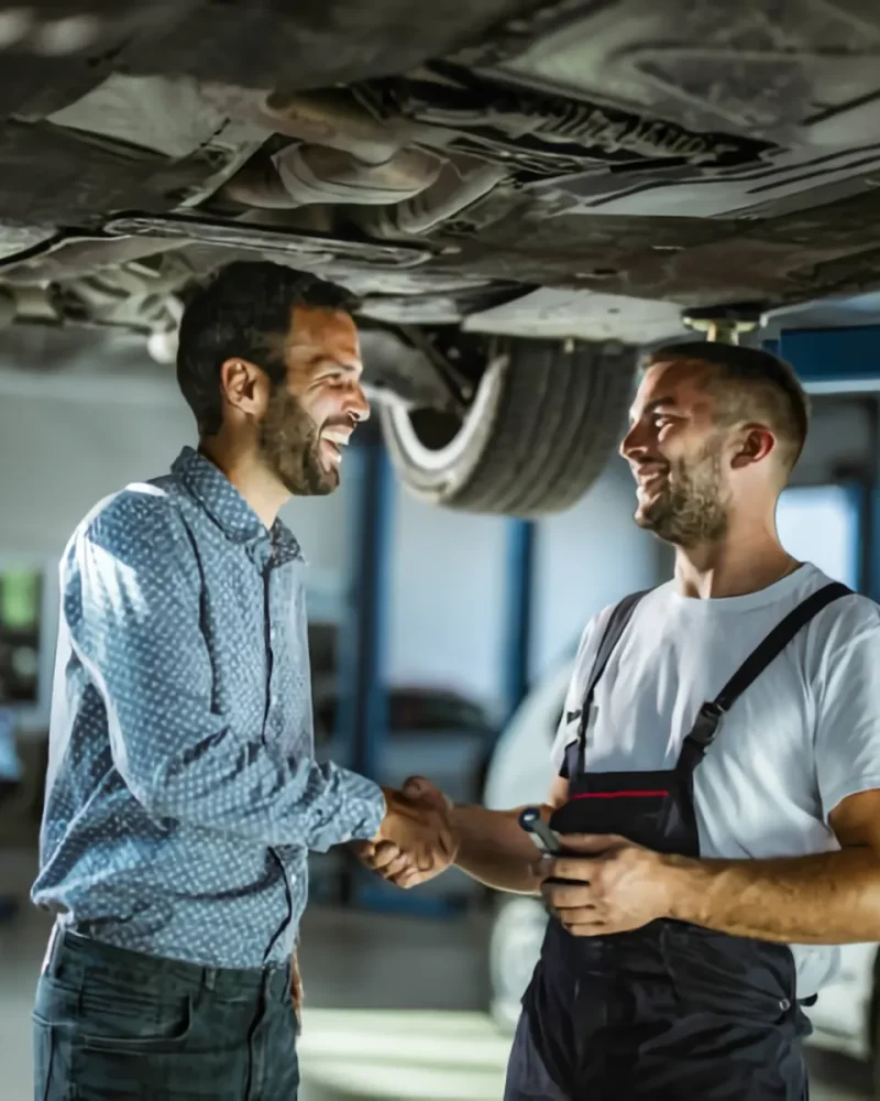 cliente-feliz-estrechando-la-mano-con-mecánico-de-automóviles-en-un-taller_waifu2x_art_noise1_scale