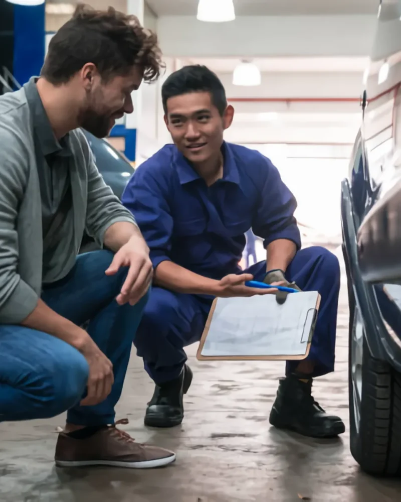 mecánico-de-coches-revisando-rueda-en-garaje_waifu2x_art_noise1_scale