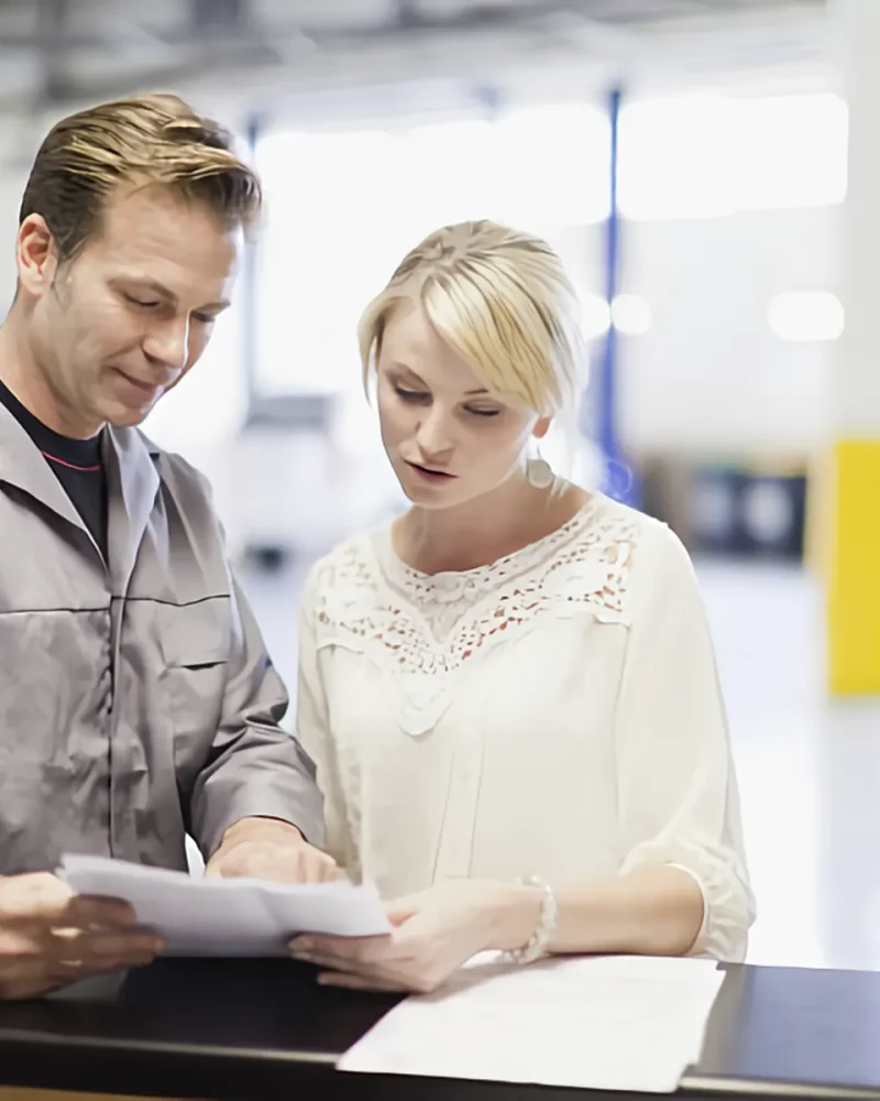 mecánico-hablando-con-el-cliente-en-el-garaje_waifu2x_art_noise1_scale