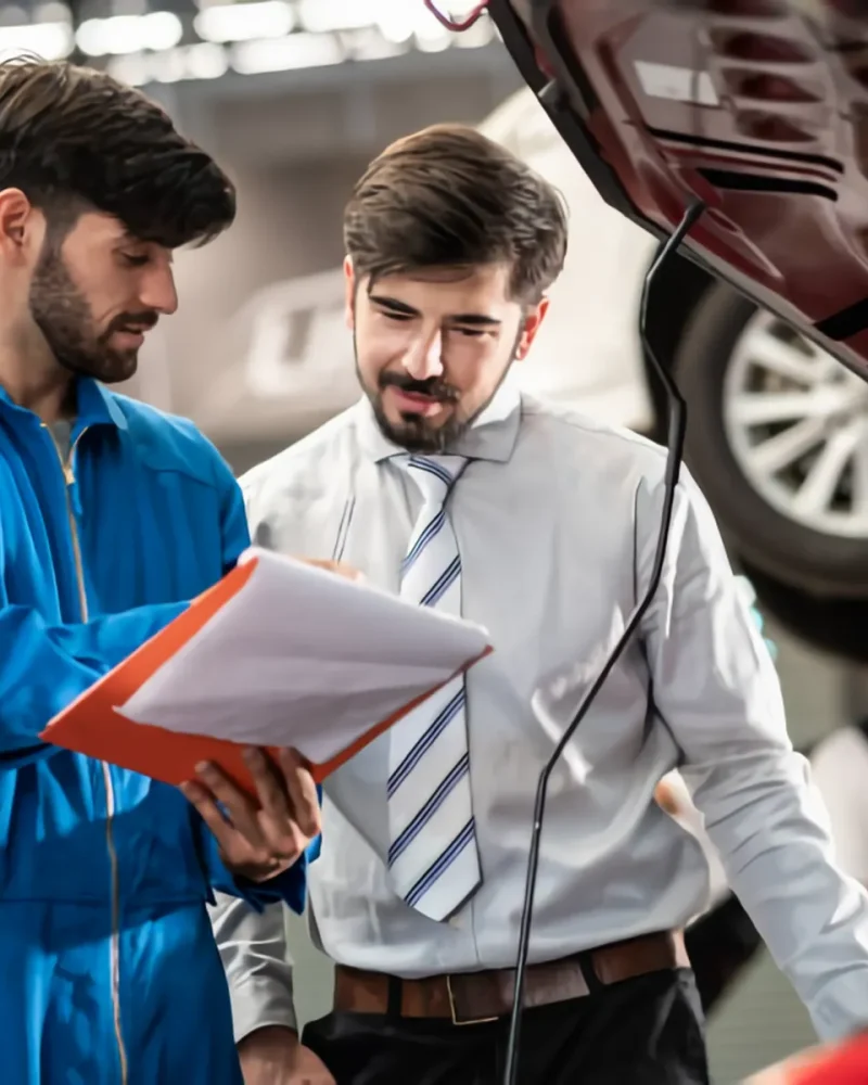 servicio-de-automóviles-concepto-de-reparación-de-vehículos-técnico-de-servicio-de-automóviles_waifu2x_art_noise1_scale