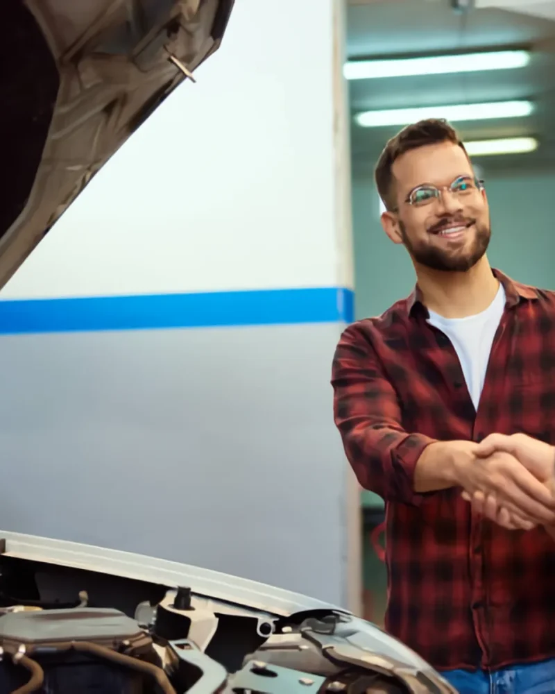 un-cliente-masculino-está-haciendo-un-apretón-de-manos-con-un-mecánico-en-el-taller_waifu2x_art_noise1_scale